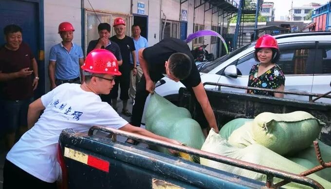 炎炎夏日送清凉，滴滴关怀暖人心